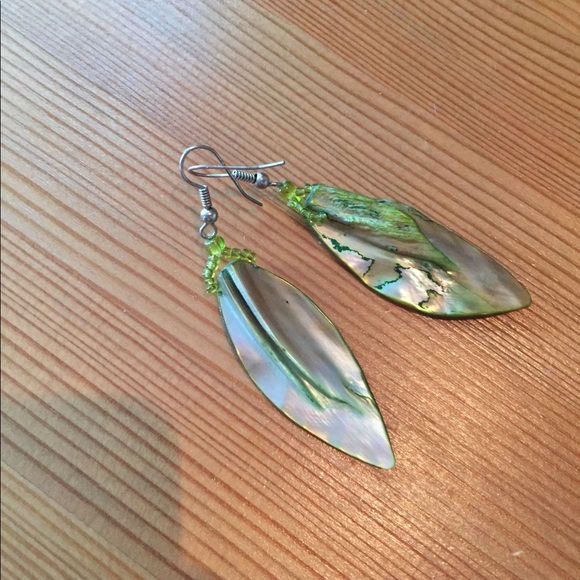 Green Leaf Earrings 🌿 - Picture 3 of 3